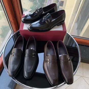 Нови луксозни класически и официални кожени обувки, нови синхронни изящни детайли за ръчно шиене, може да се сравнява с брояч.
